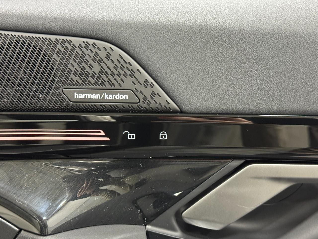 BMW 5 Series Vehicle Full-screen Gallery Image 20