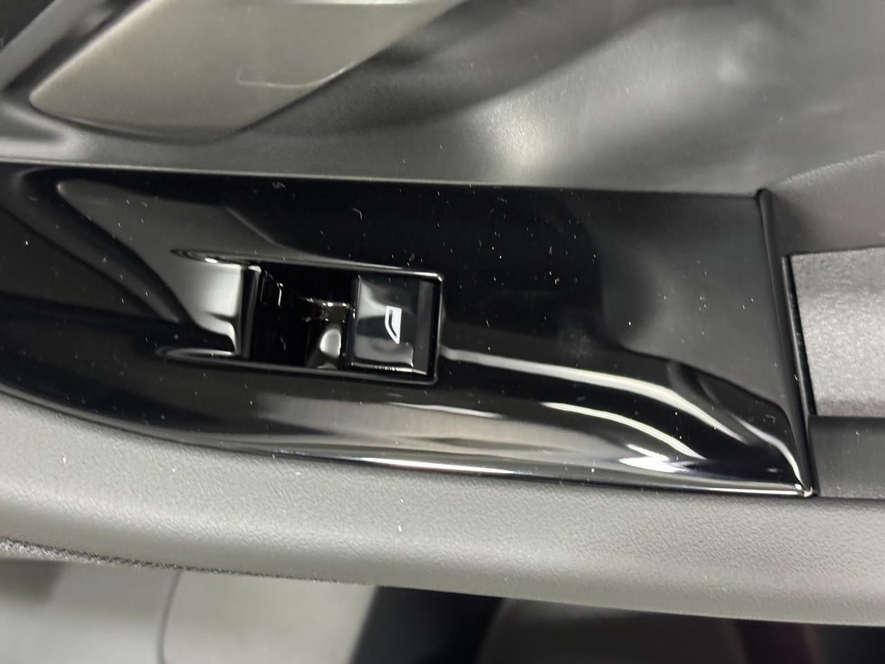 BMW 5 Series Vehicle Full-screen Gallery Image 21