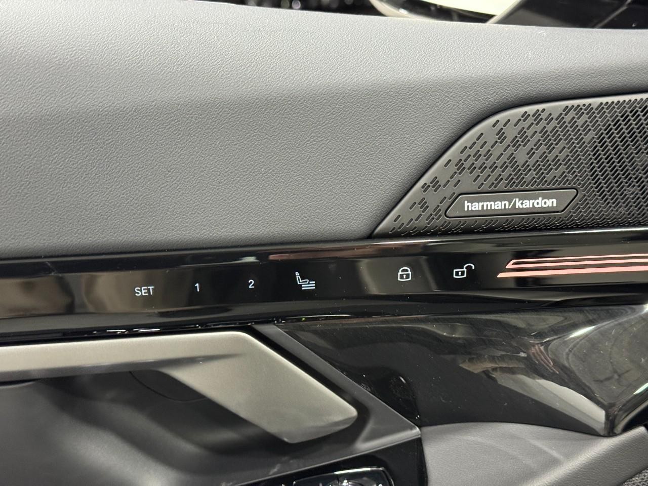 BMW 5 Series Vehicle Full-screen Gallery Image 22