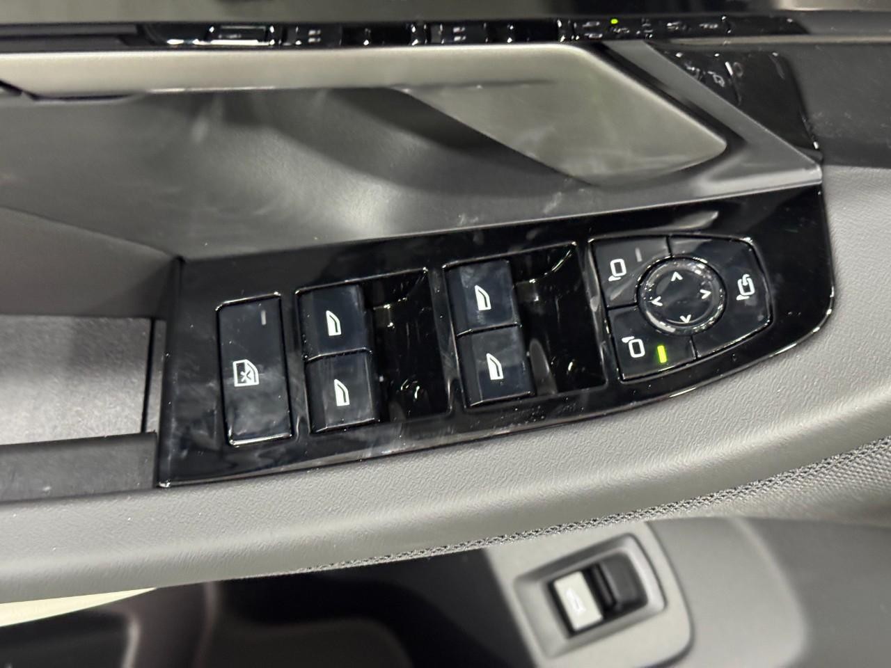 BMW 5 Series Vehicle Full-screen Gallery Image 23