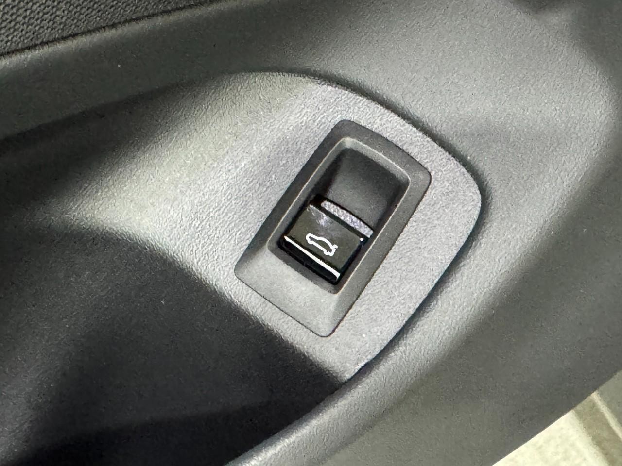 BMW 5 Series Vehicle Full-screen Gallery Image 24