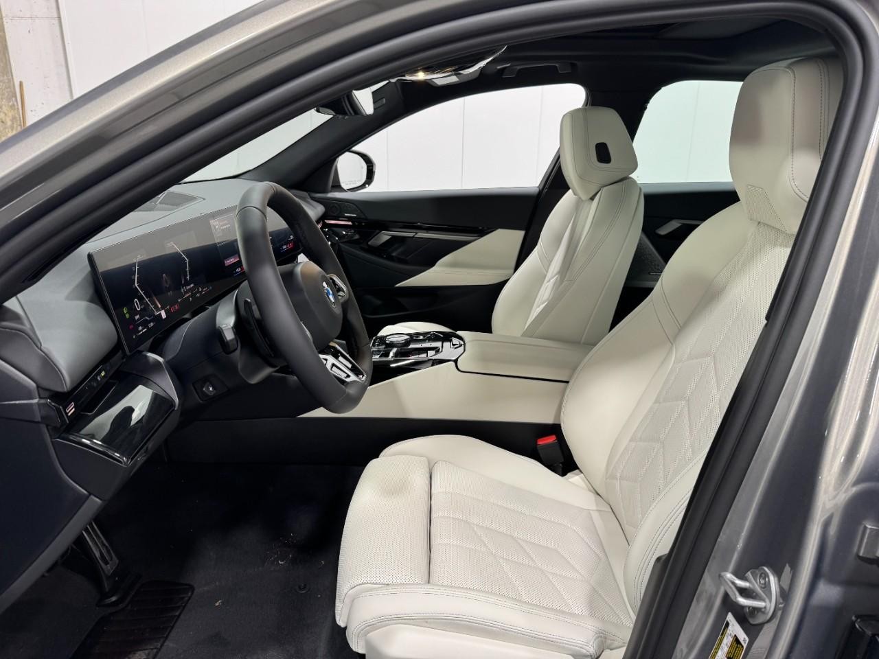 BMW 5 Series Vehicle Full-screen Gallery Image 25