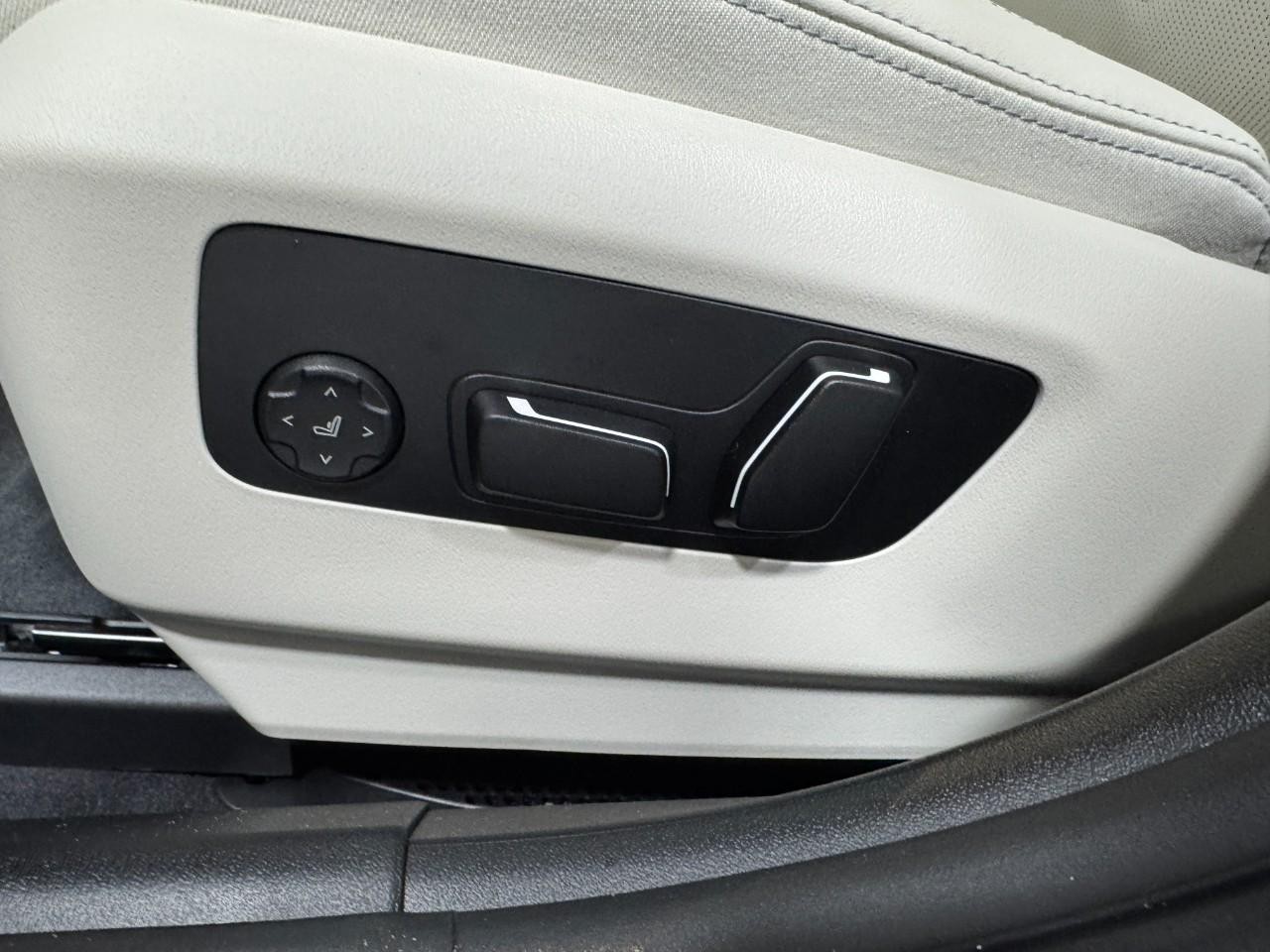 BMW 5 Series Vehicle Full-screen Gallery Image 27