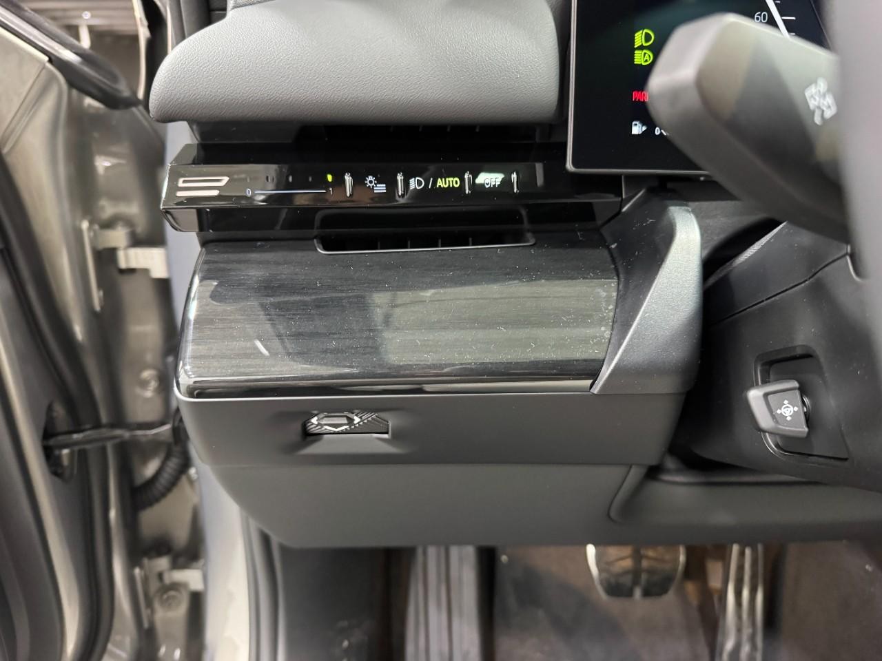 BMW 5 Series Vehicle Full-screen Gallery Image 28