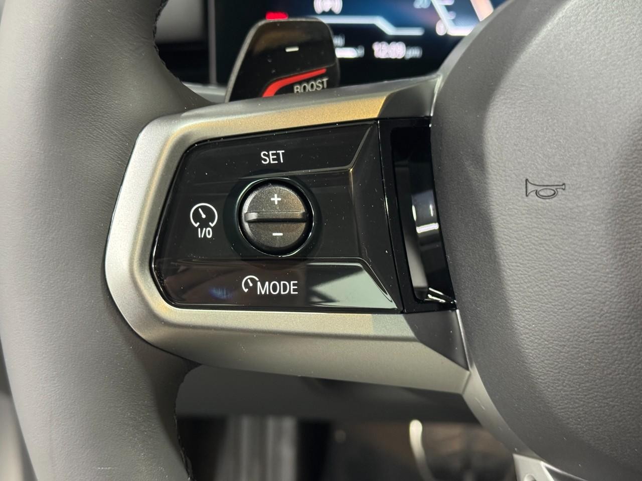 BMW 5 Series Vehicle Full-screen Gallery Image 29