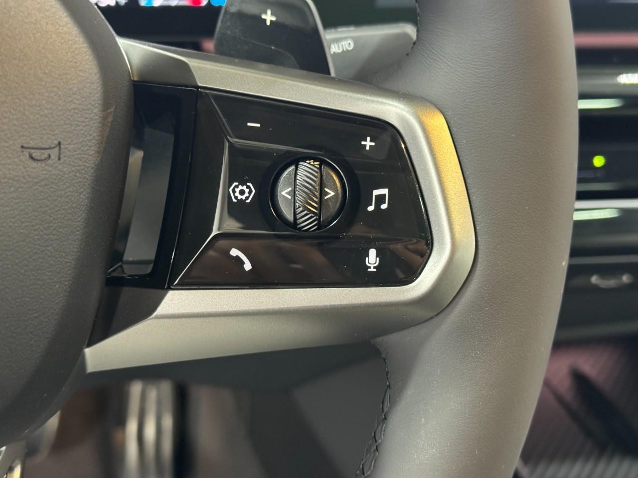 BMW 5 Series Vehicle Full-screen Gallery Image 30