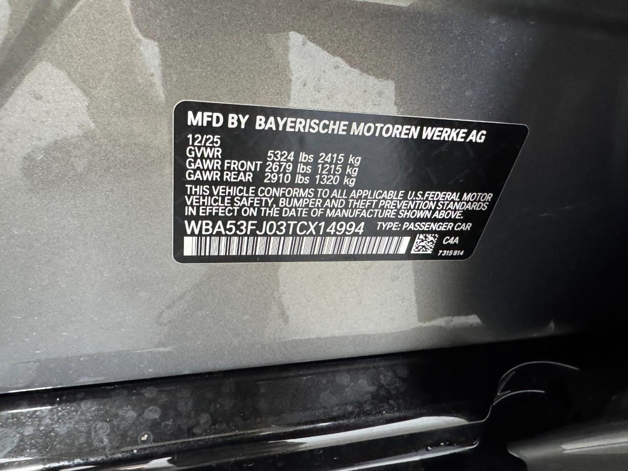 BMW 5 Series Vehicle Full-screen Gallery Image 33