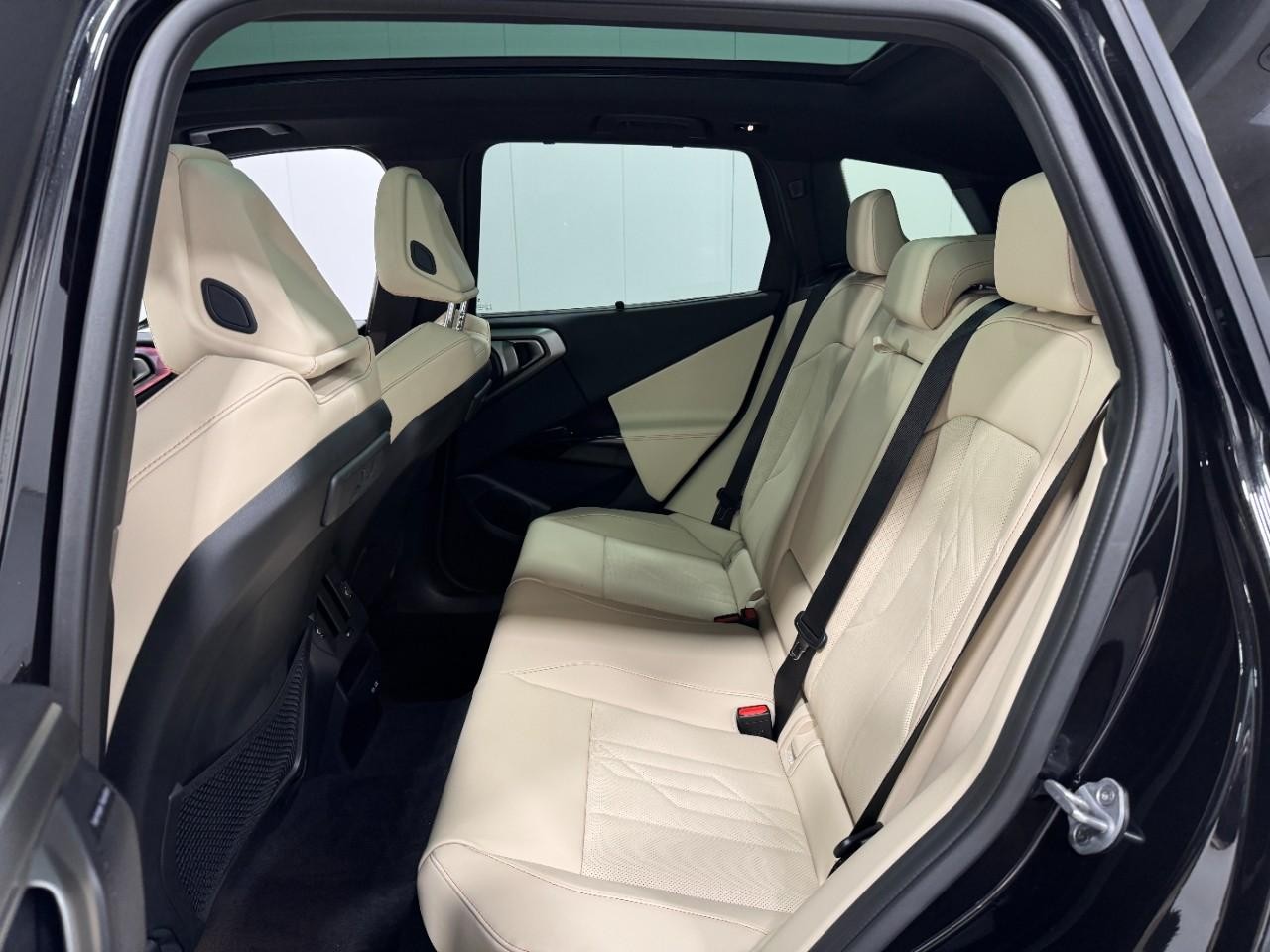 BMW X3 Vehicle Full-screen Gallery Image 8