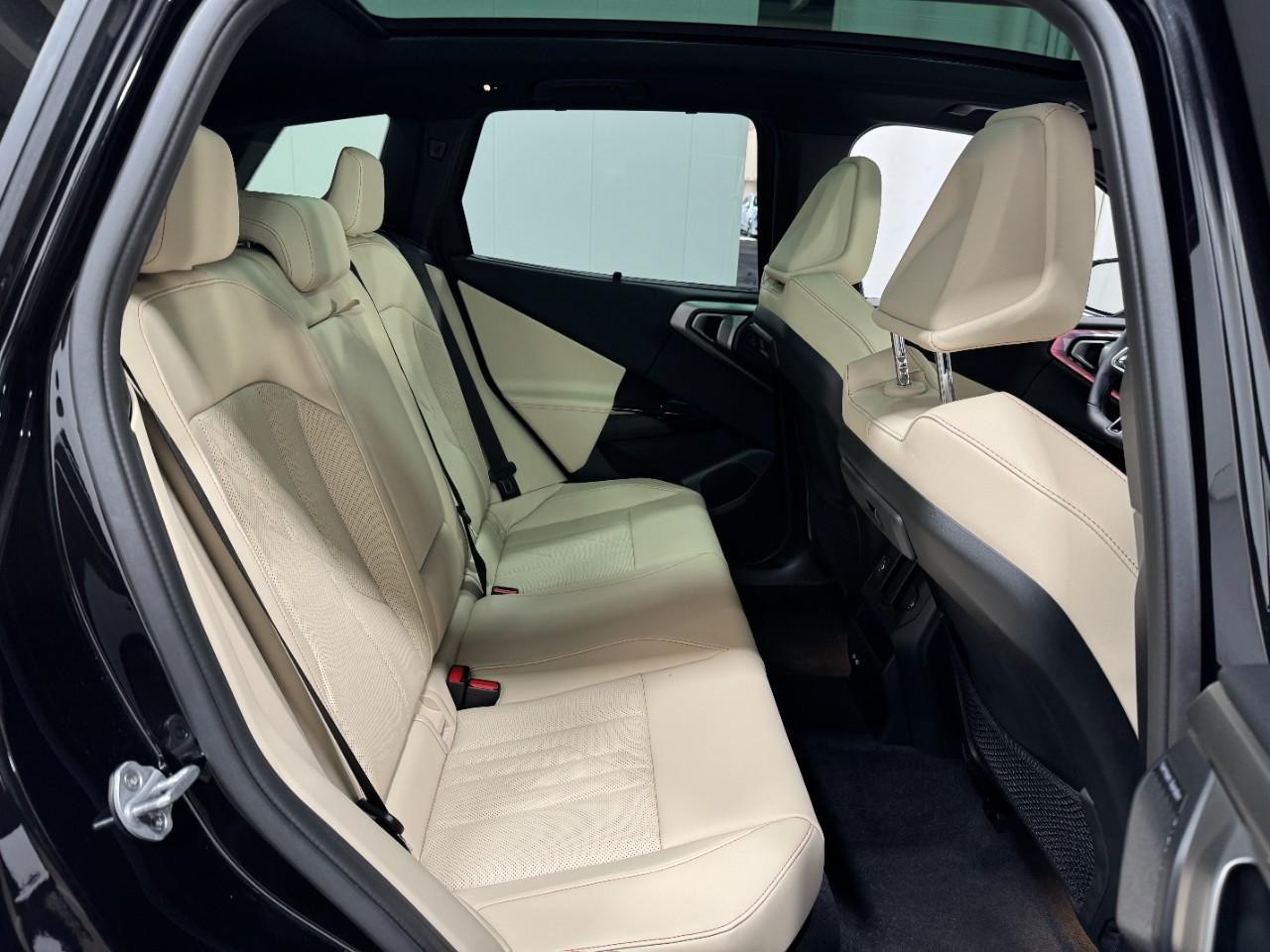 BMW X3 Vehicle Full-screen Gallery Image 10