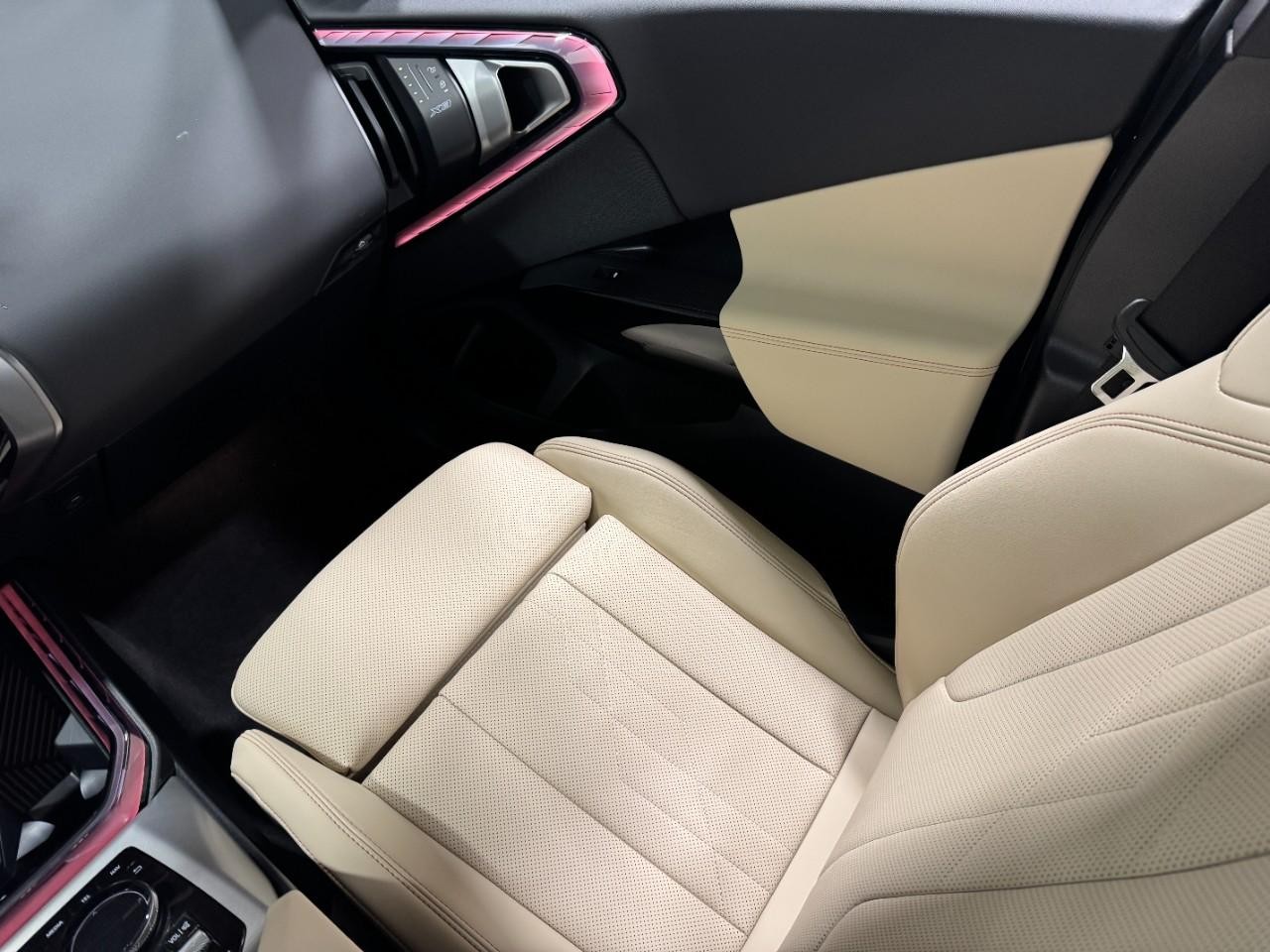 BMW X3 Vehicle Full-screen Gallery Image 16