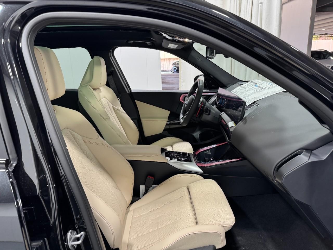 BMW X3 Vehicle Full-screen Gallery Image 17