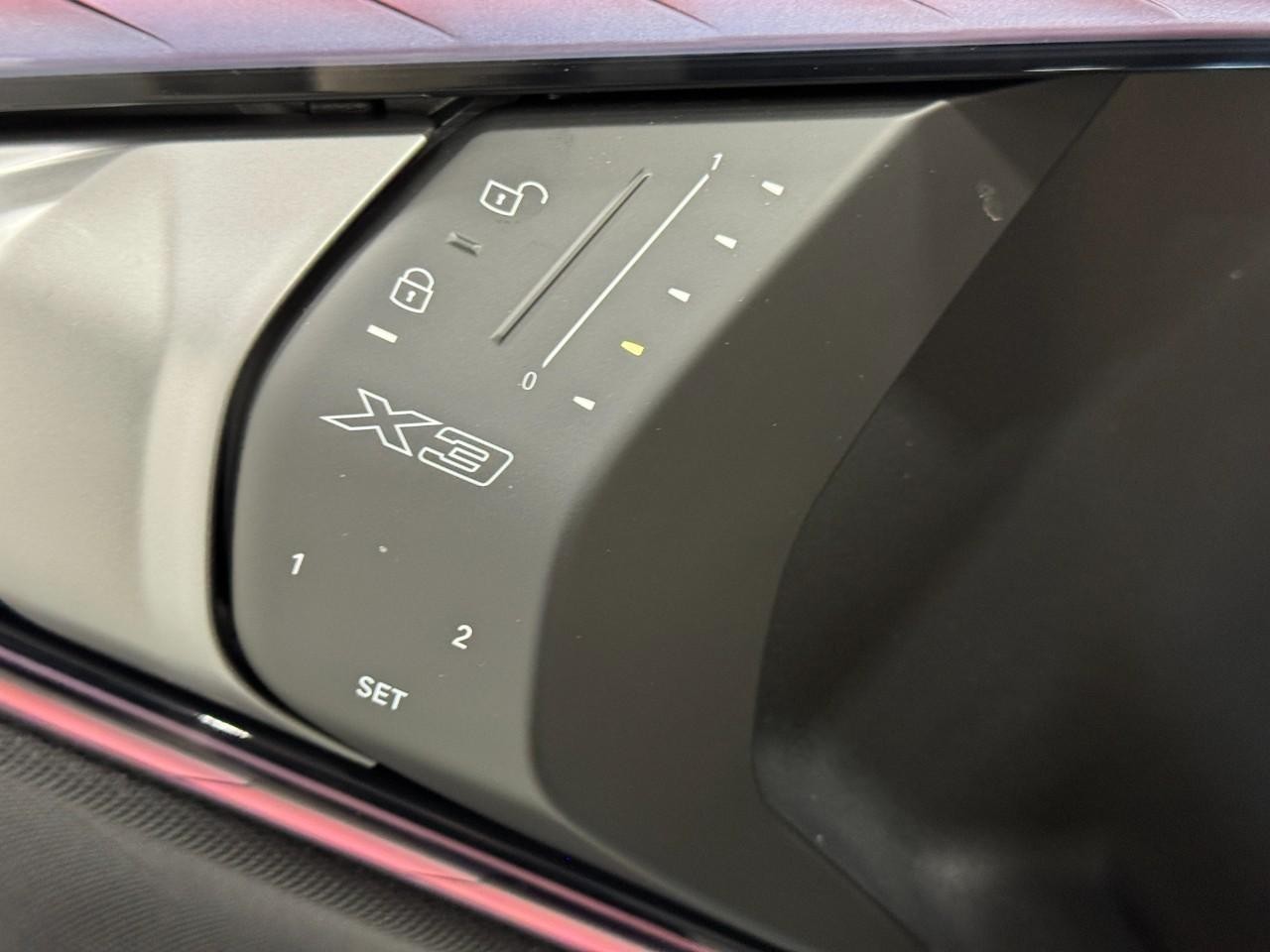 BMW X3 Vehicle Full-screen Gallery Image 23