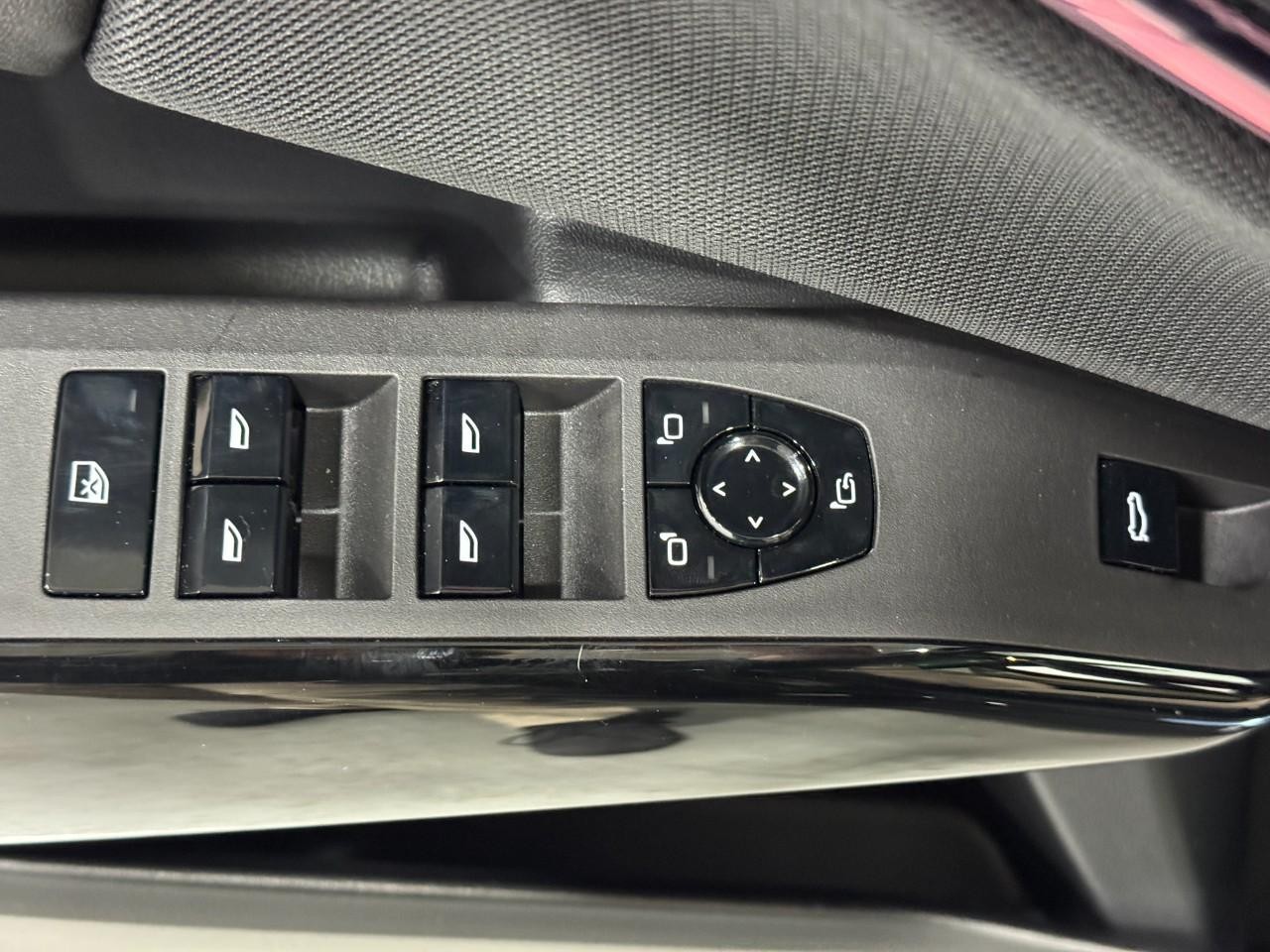 BMW X3 Vehicle Full-screen Gallery Image 24