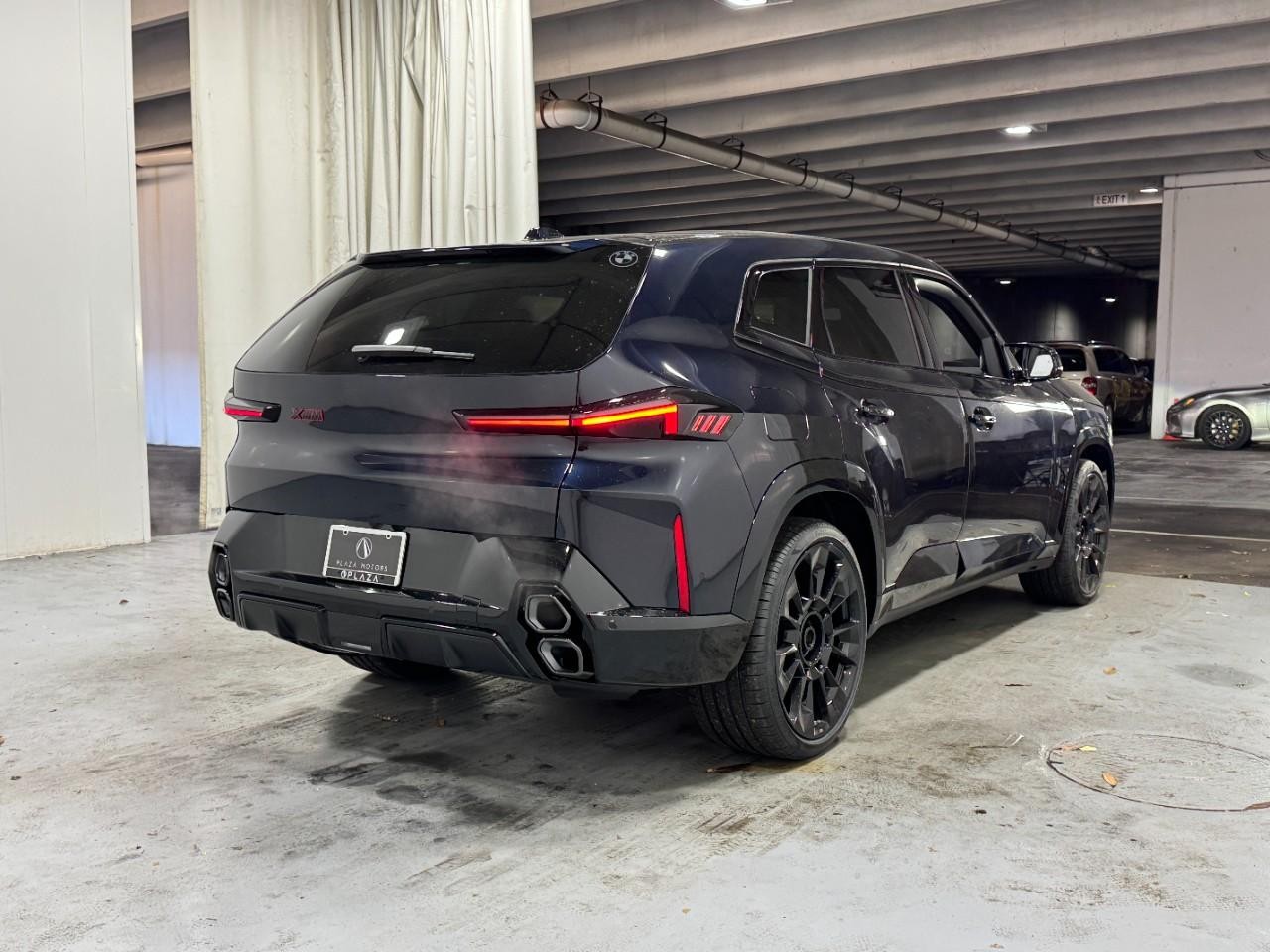 BMW XM Vehicle Full-screen Gallery Image 4