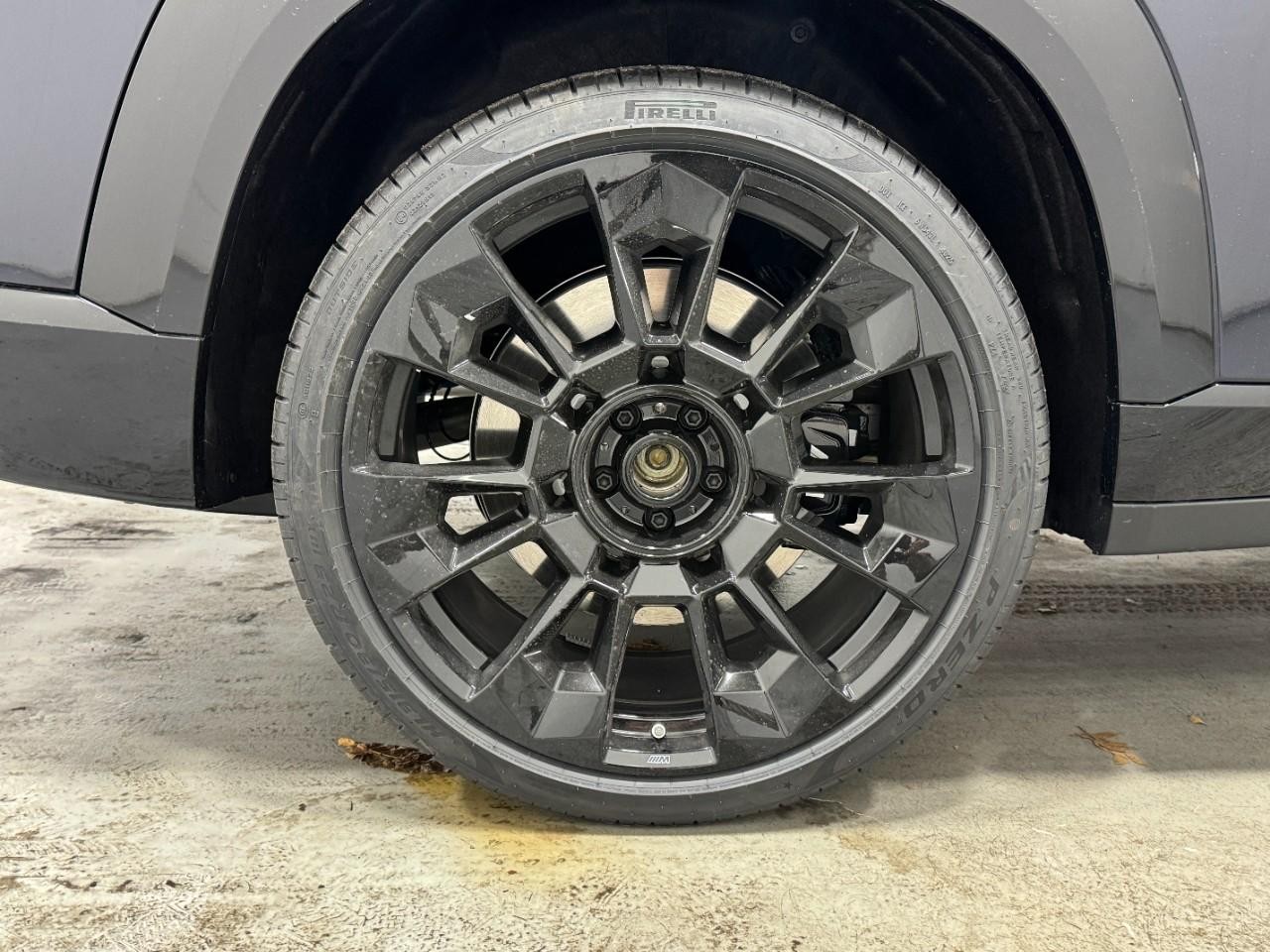 BMW XM Vehicle Full-screen Gallery Image 5