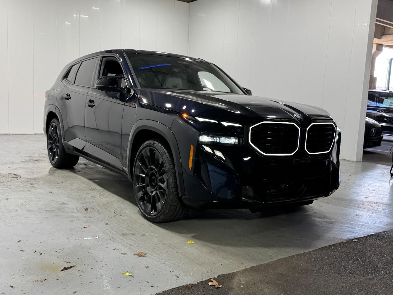 BMW XM Vehicle Full-screen Gallery Image 6