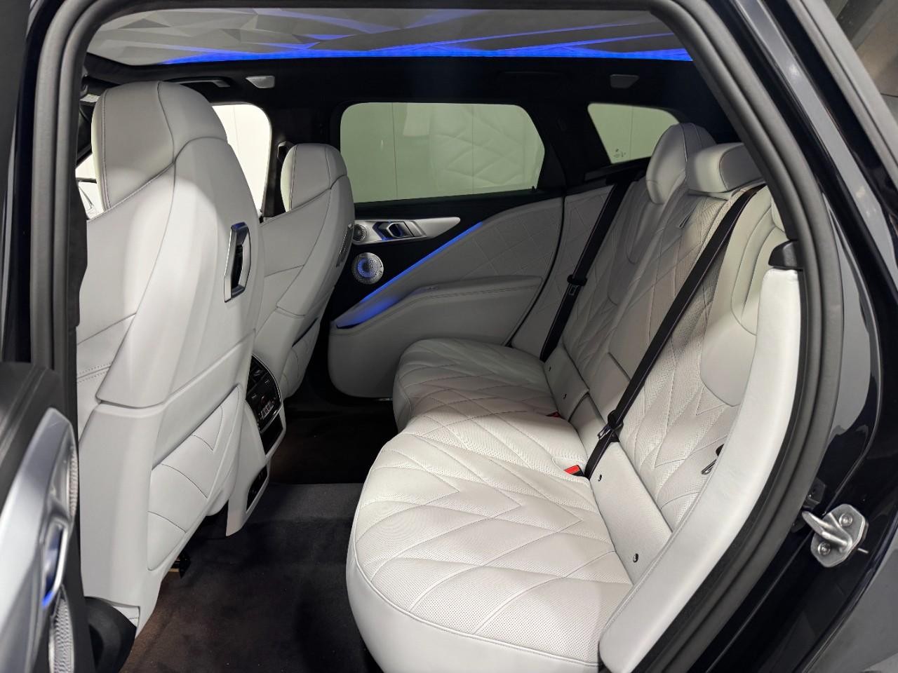 BMW XM Vehicle Full-screen Gallery Image 8