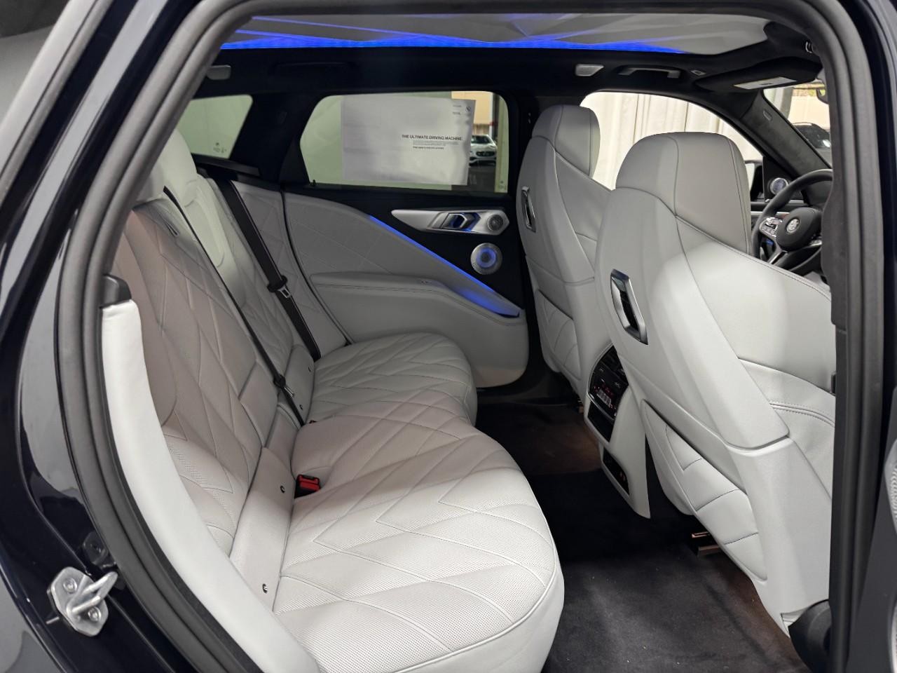 BMW XM Vehicle Full-screen Gallery Image 10