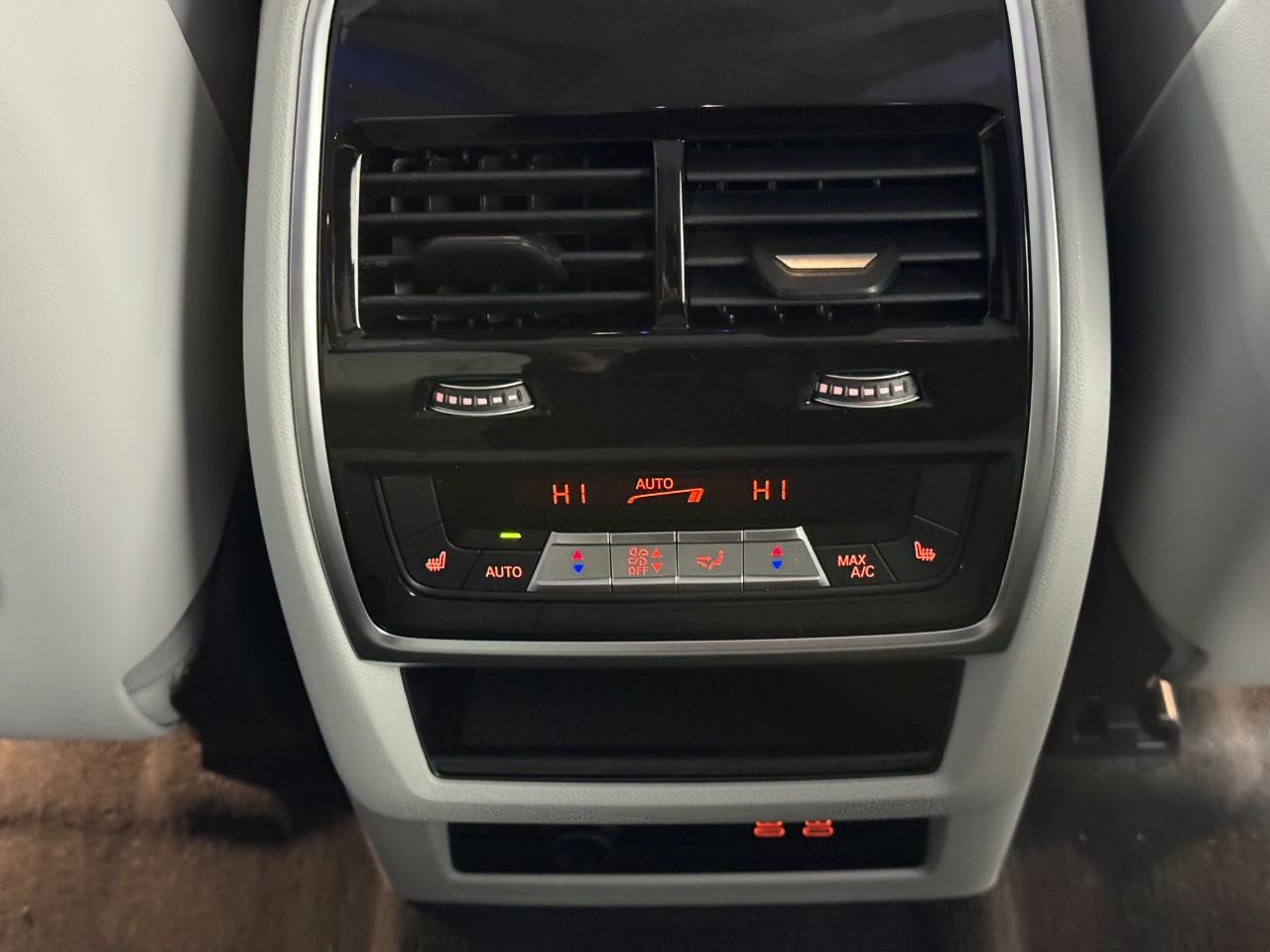 BMW XM Vehicle Full-screen Gallery Image 11