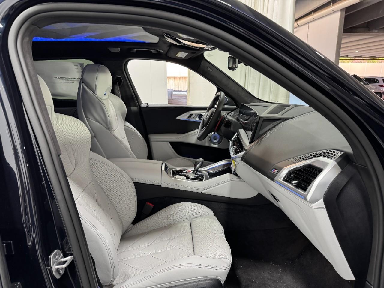 BMW XM Vehicle Full-screen Gallery Image 17