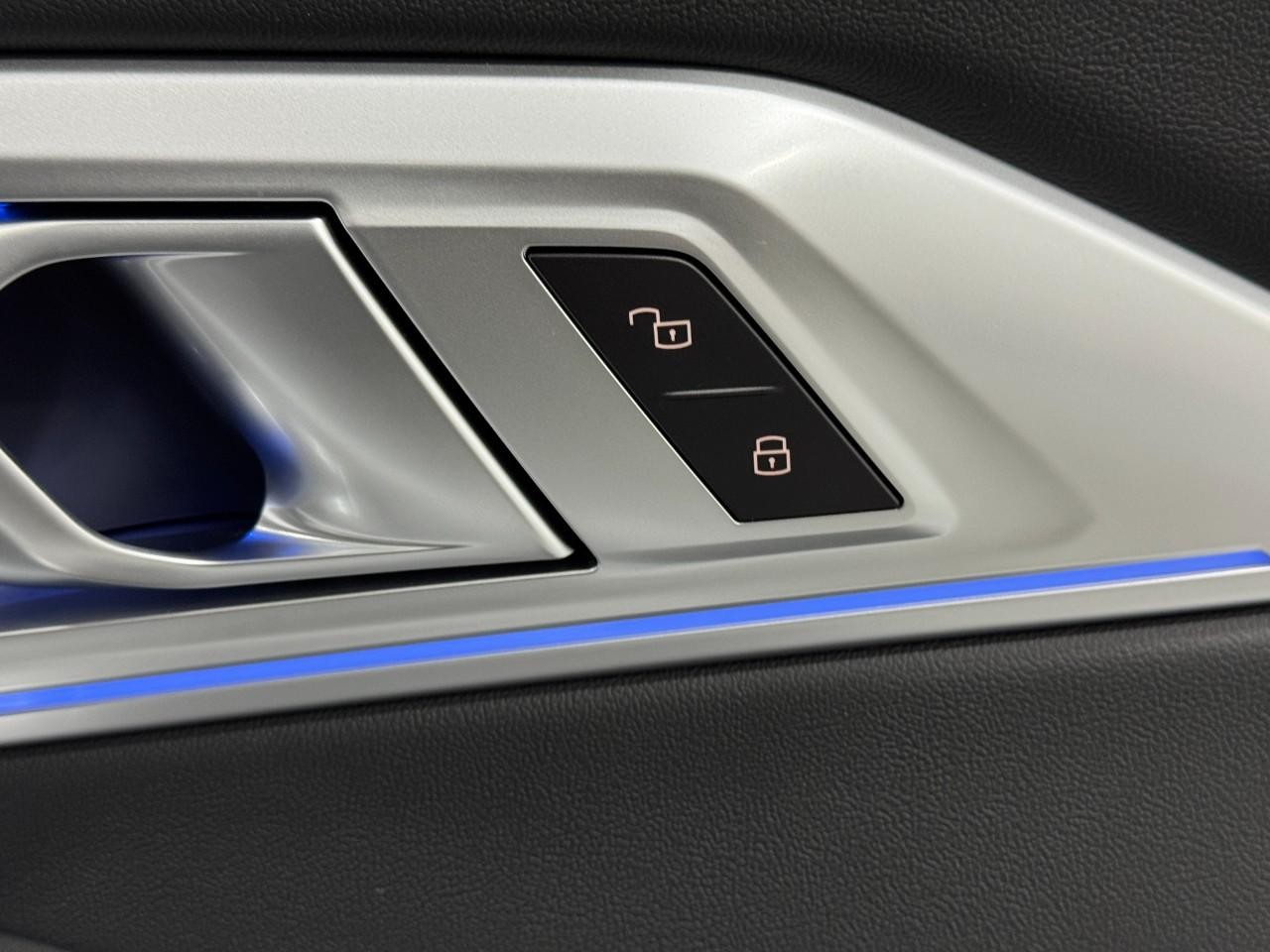 BMW XM Vehicle Full-screen Gallery Image 21