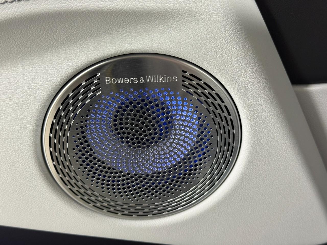 BMW XM Vehicle Full-screen Gallery Image 23