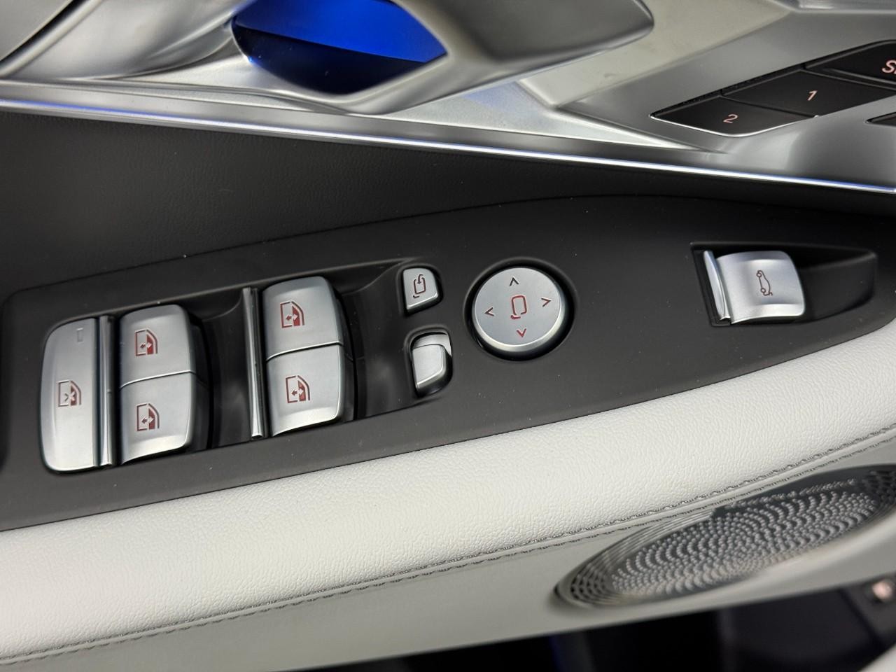 BMW XM Vehicle Full-screen Gallery Image 26