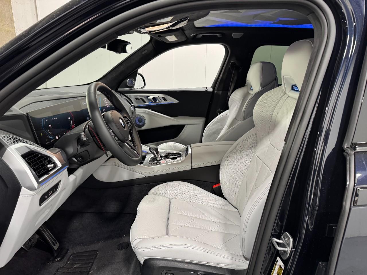 BMW XM Vehicle Full-screen Gallery Image 28