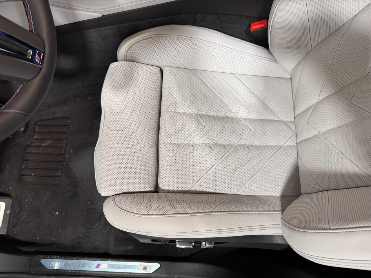 BMW XM Vehicle Full-screen Gallery Image 29