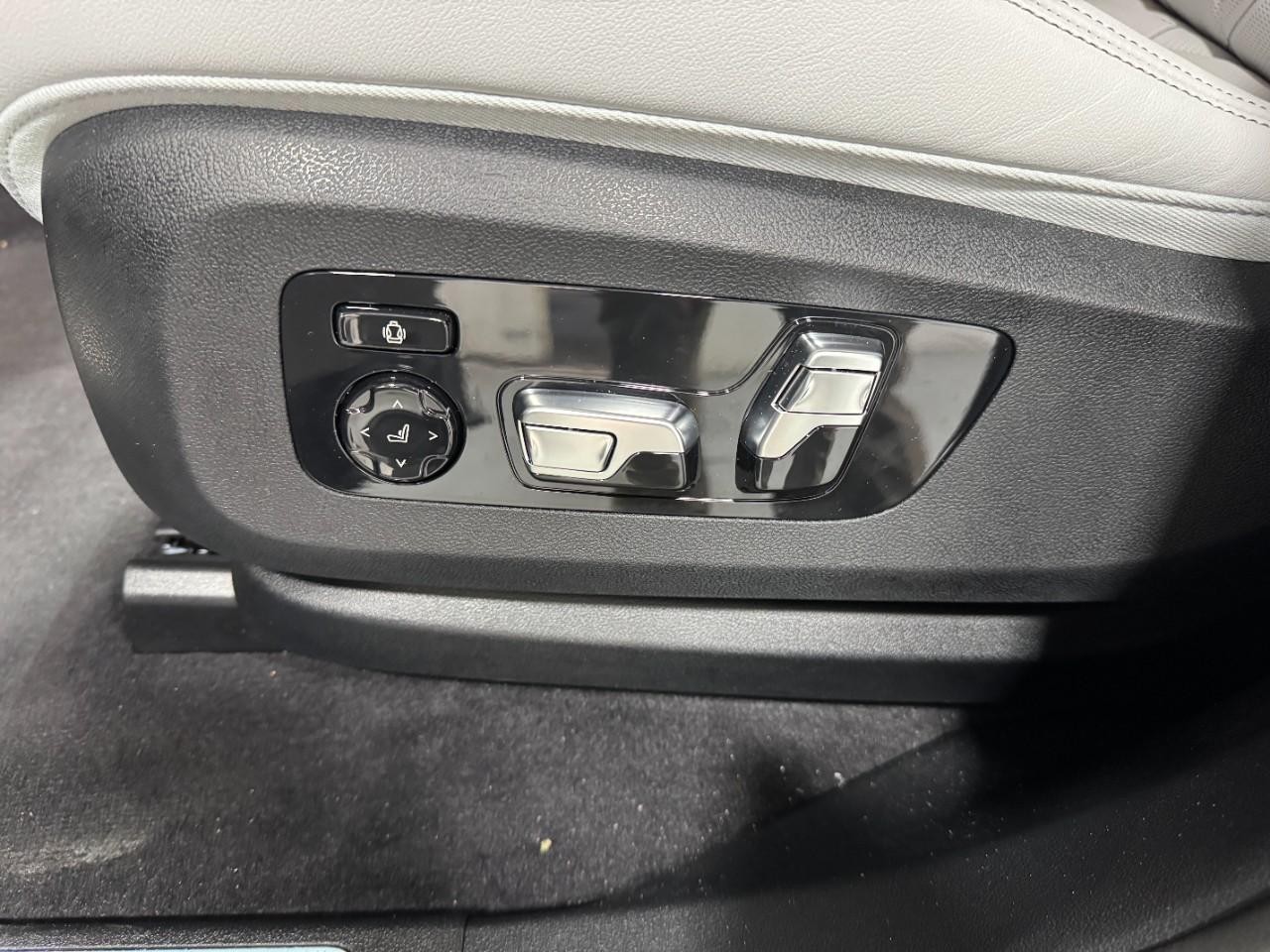 BMW XM Vehicle Full-screen Gallery Image 30