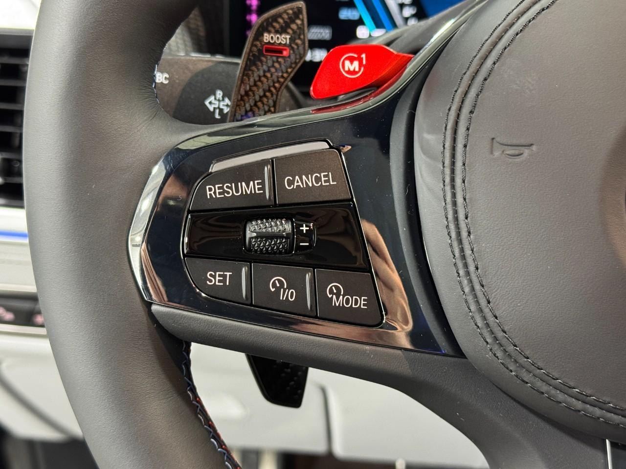 BMW XM Vehicle Full-screen Gallery Image 32