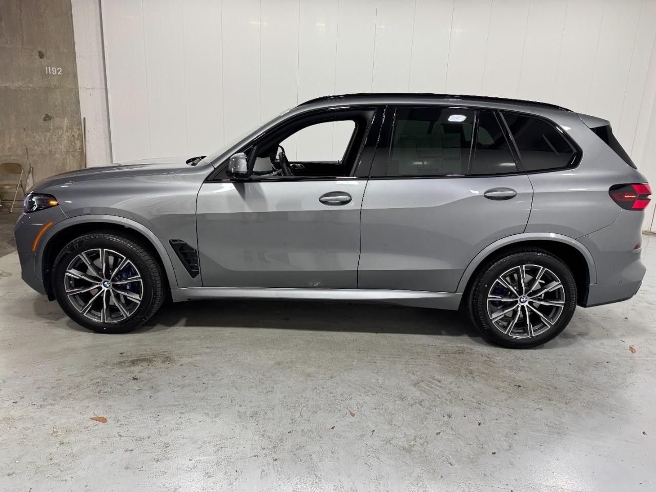 BMW X5 Vehicle Full-screen Gallery Image 2