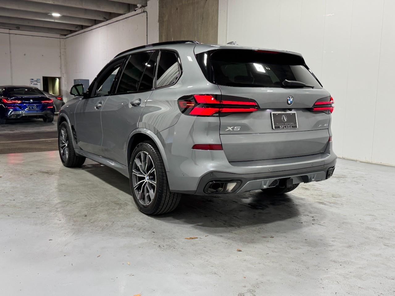 BMW X5 Vehicle Full-screen Gallery Image 3