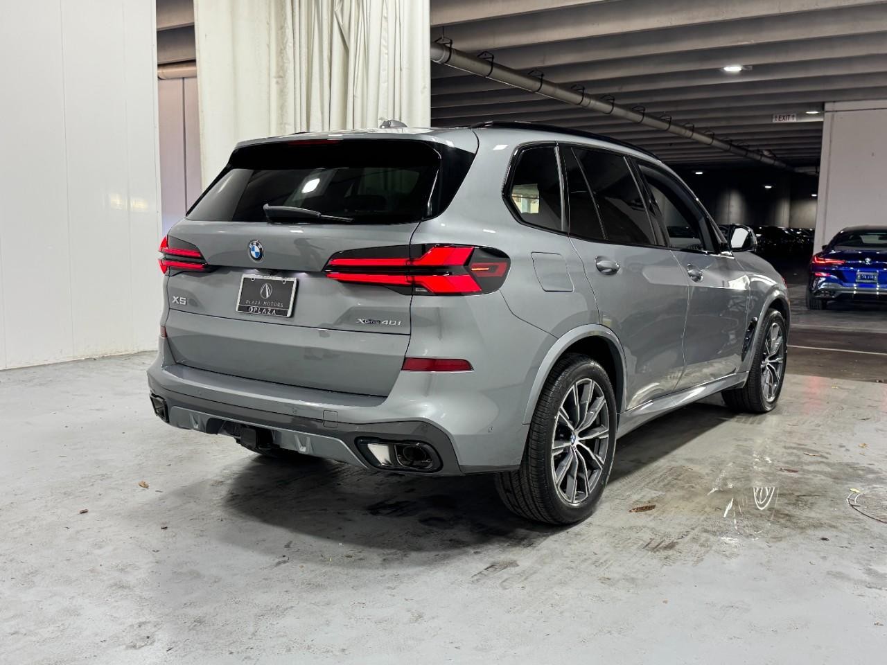 BMW X5 Vehicle Full-screen Gallery Image 4