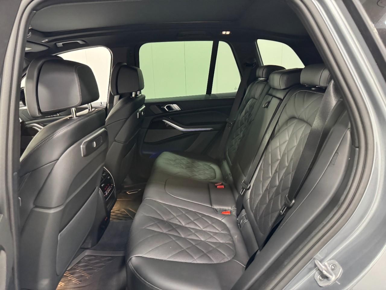 BMW X5 Vehicle Full-screen Gallery Image 8