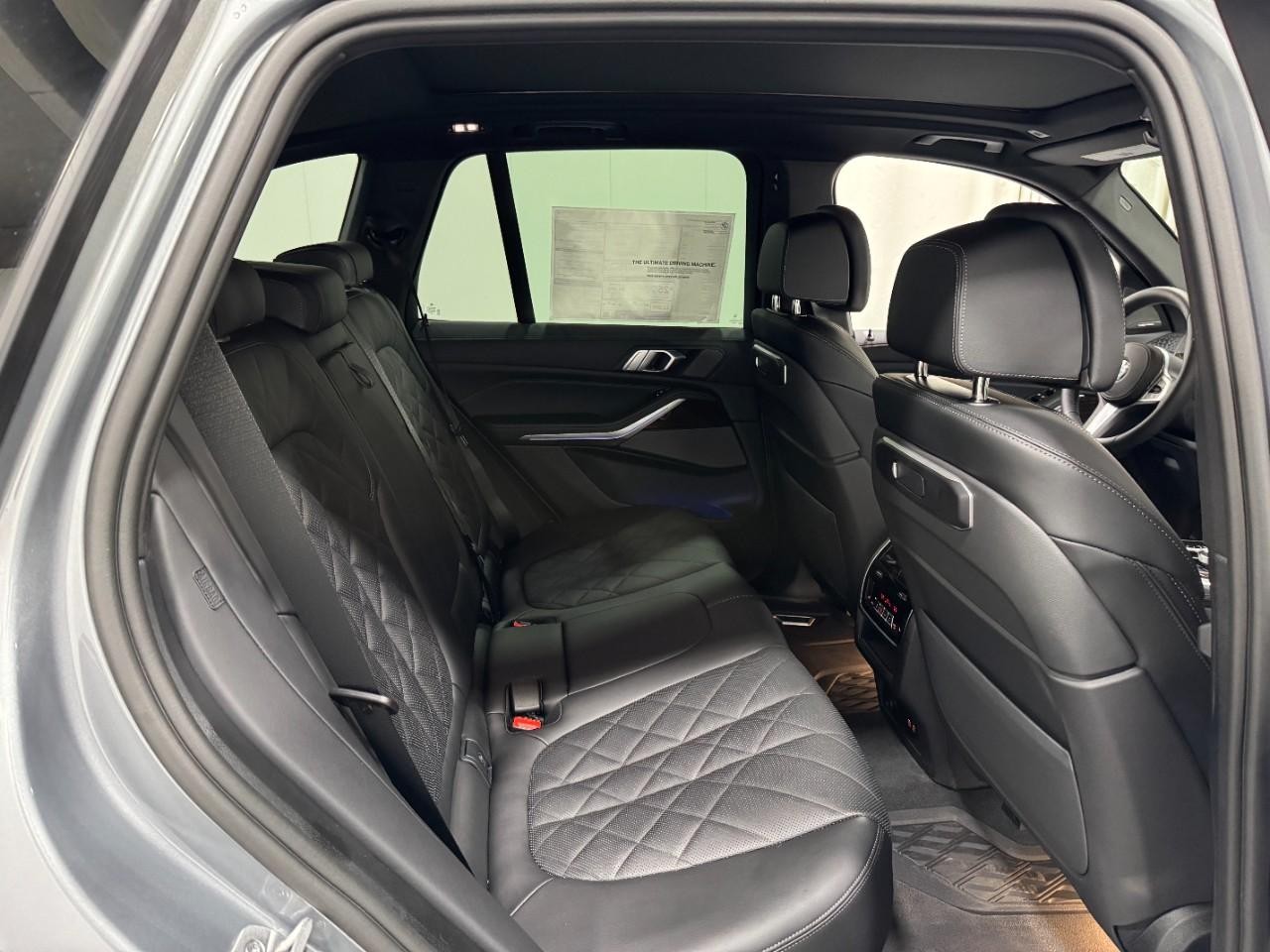 BMW X5 Vehicle Full-screen Gallery Image 10