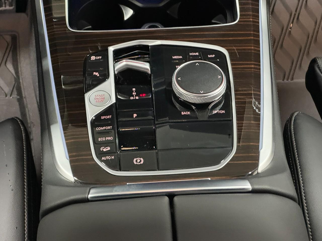 BMW X5 Vehicle Full-screen Gallery Image 16