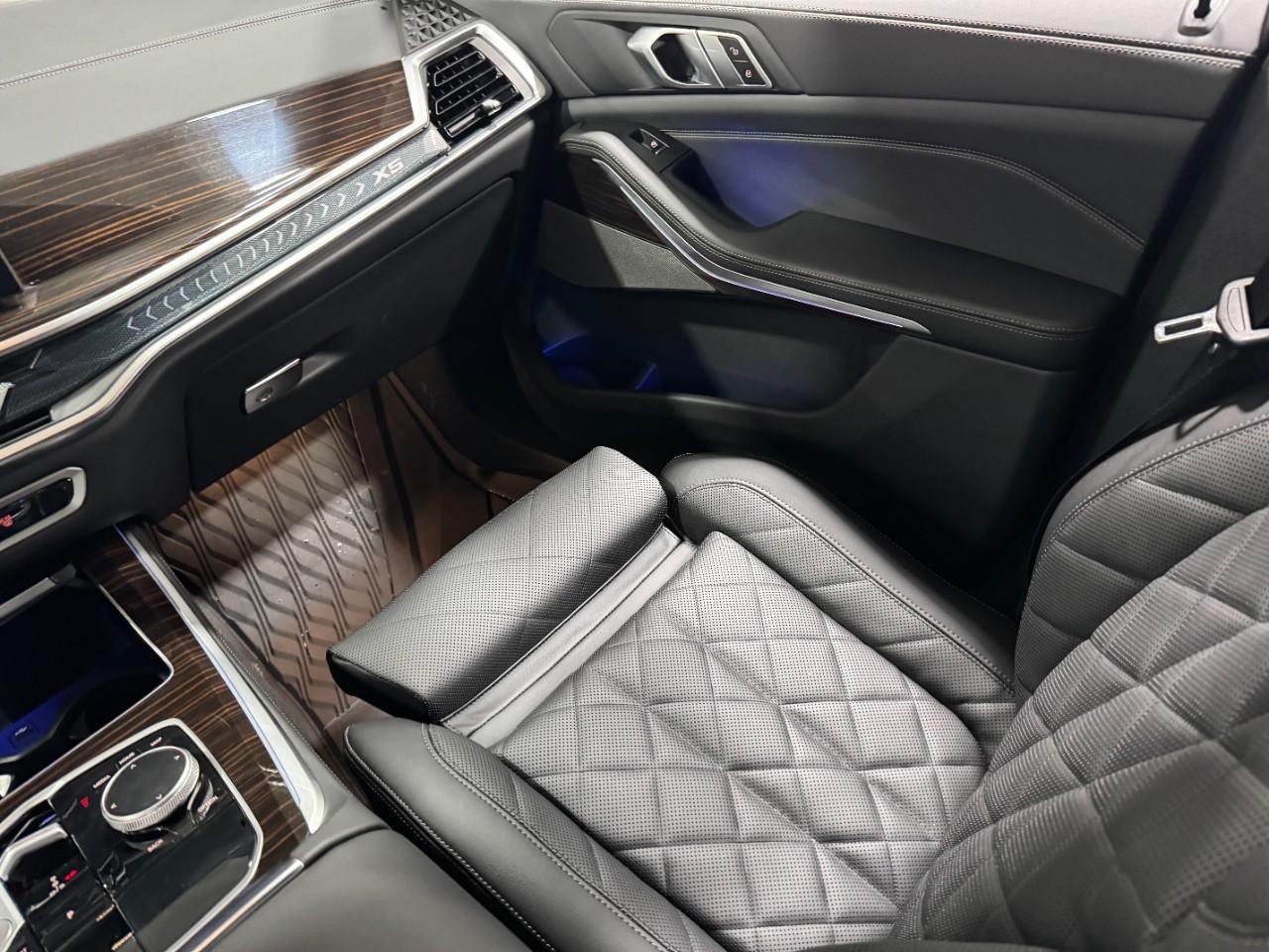 BMW X5 Vehicle Full-screen Gallery Image 17