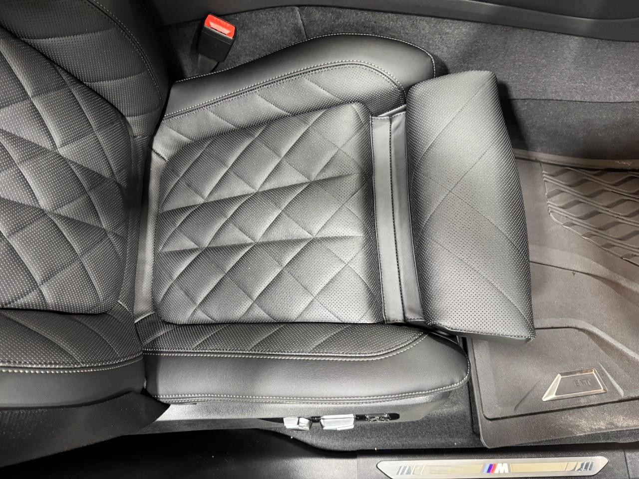 BMW X5 Vehicle Full-screen Gallery Image 19