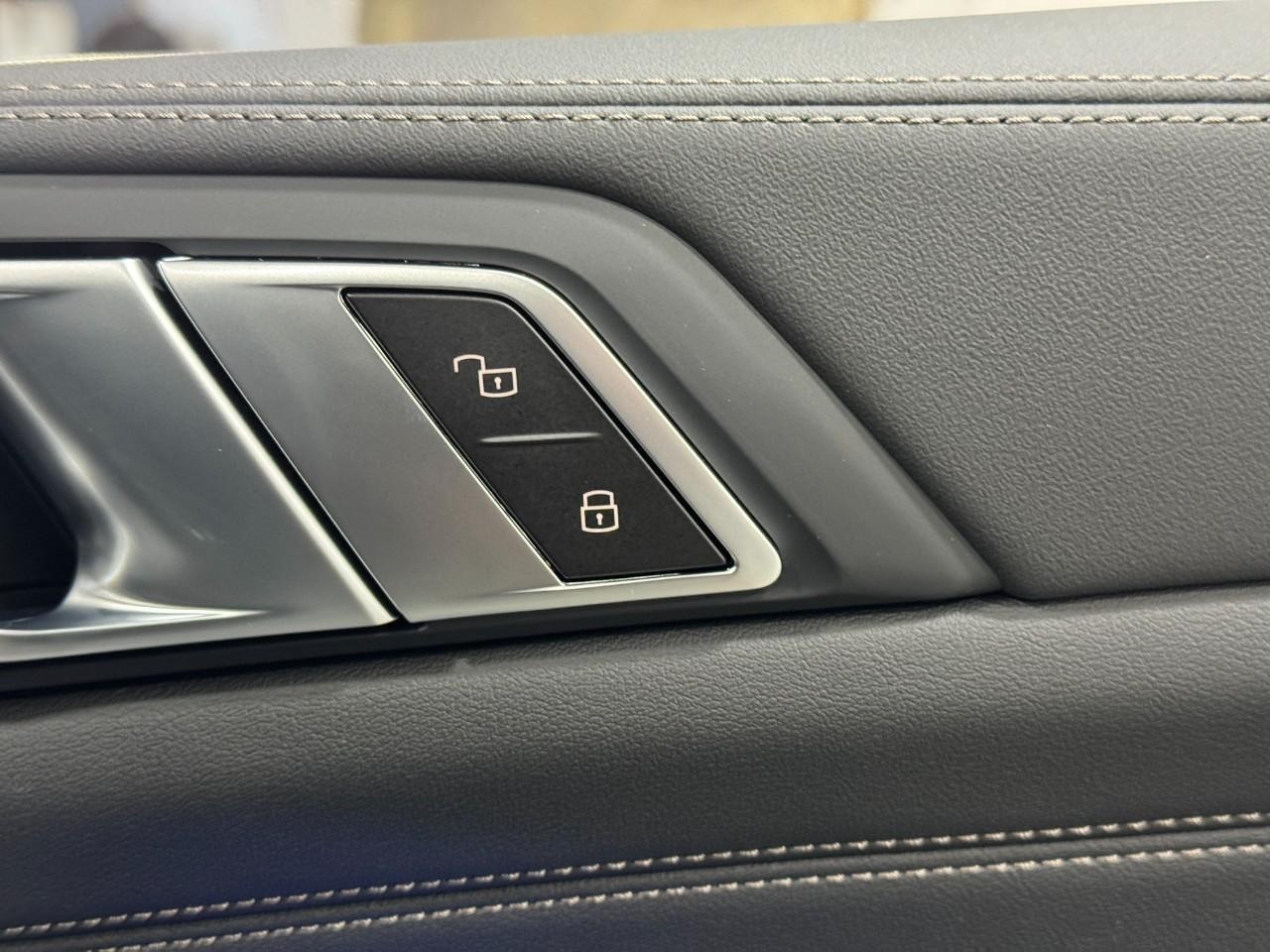 BMW X5 Vehicle Full-screen Gallery Image 21