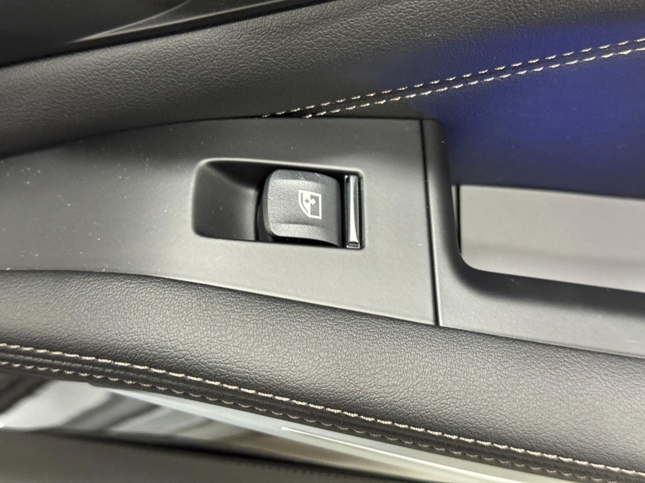 BMW X5 Vehicle Full-screen Gallery Image 22