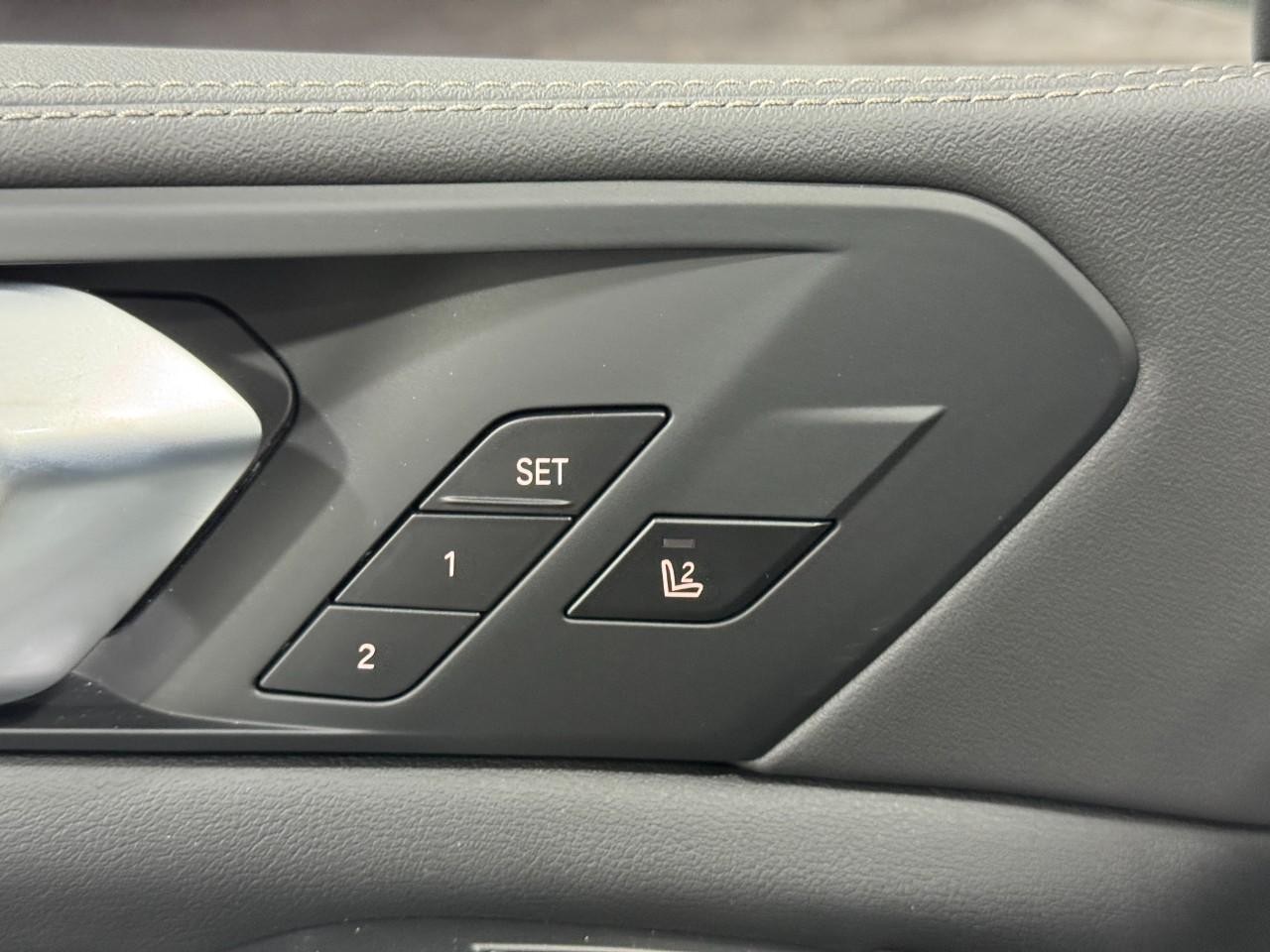 BMW X5 Vehicle Full-screen Gallery Image 24