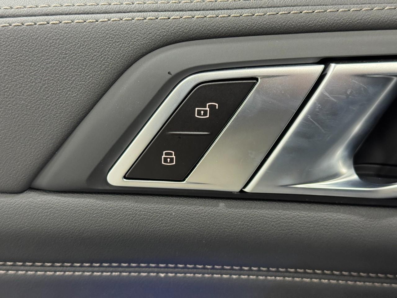 BMW X5 Vehicle Full-screen Gallery Image 25