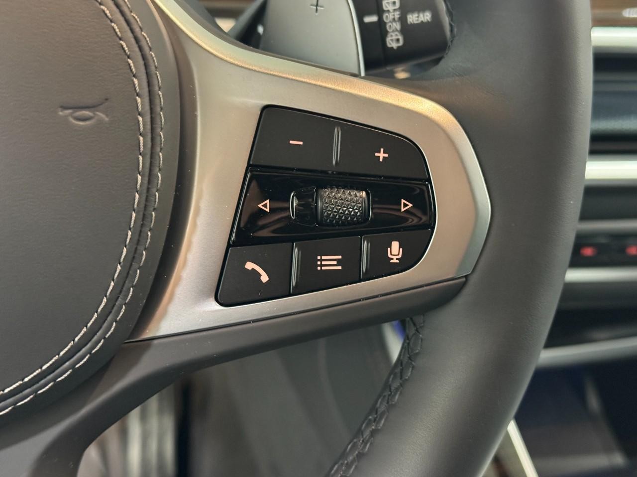 BMW X5 Vehicle Full-screen Gallery Image 32