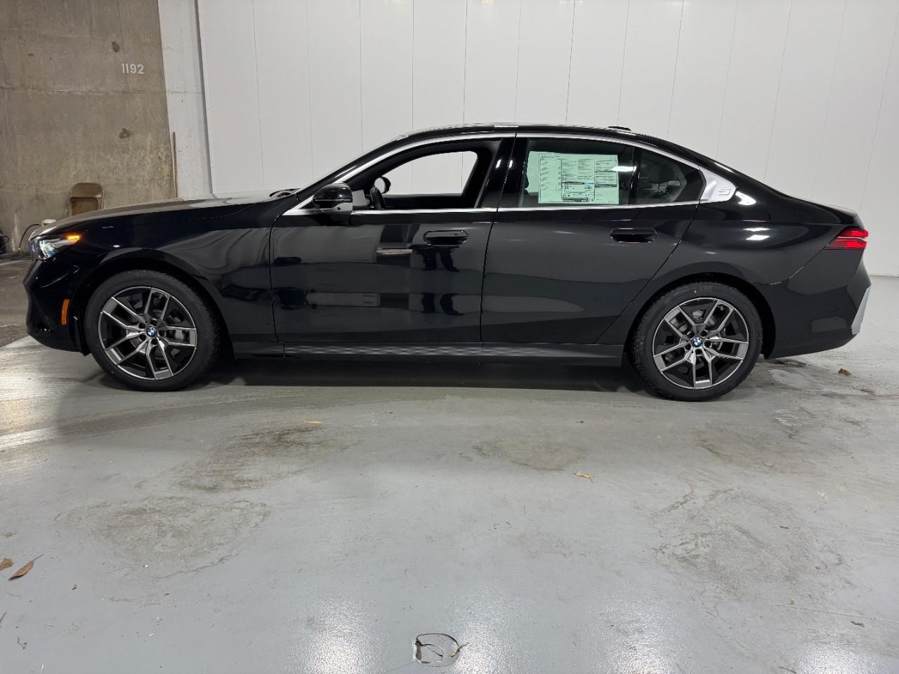 BMW 5 Series Vehicle Full-screen Gallery Image 2