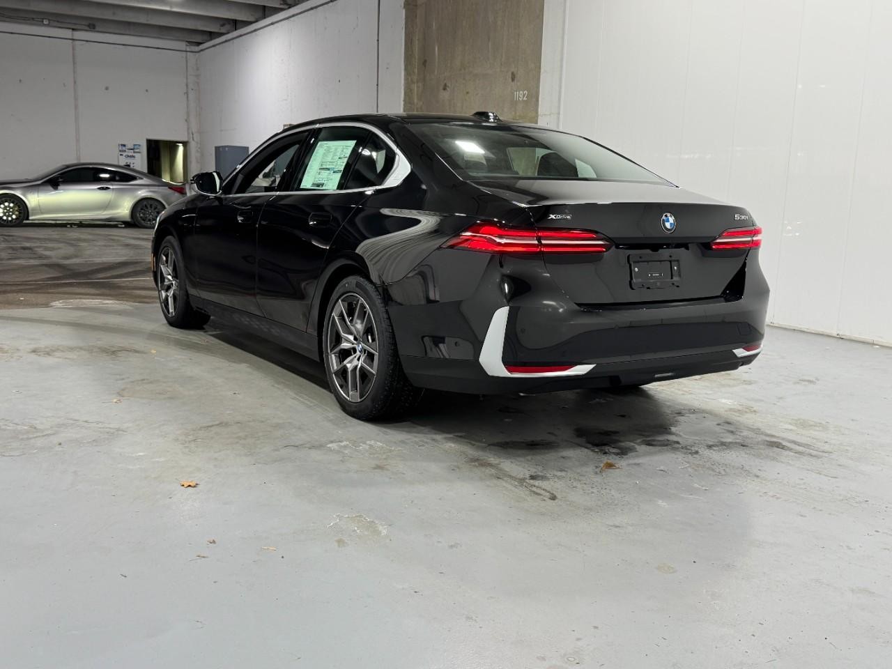 BMW 5 Series Vehicle Full-screen Gallery Image 3