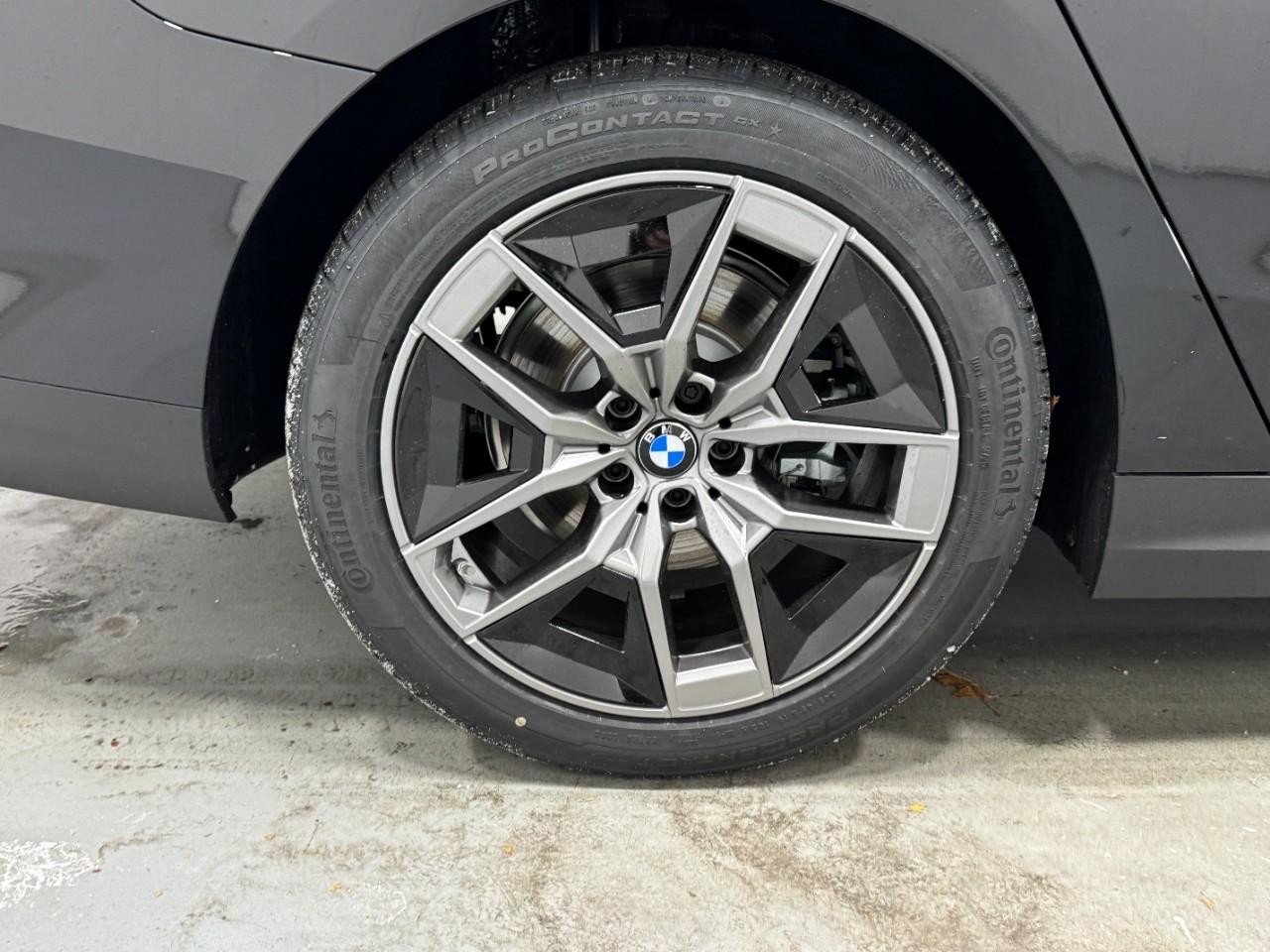 BMW 5 Series Vehicle Full-screen Gallery Image 5