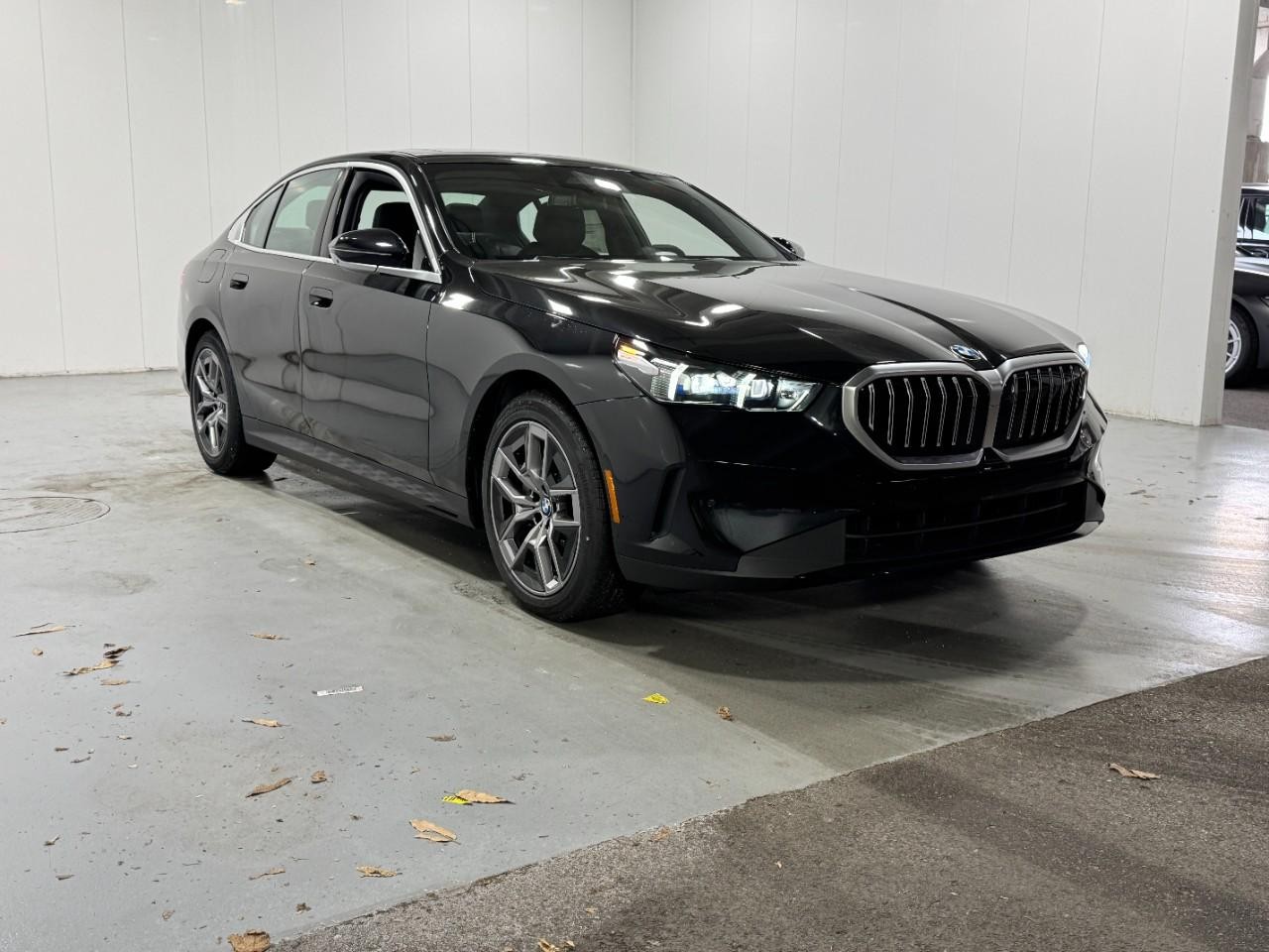 BMW 5 Series Vehicle Full-screen Gallery Image 6