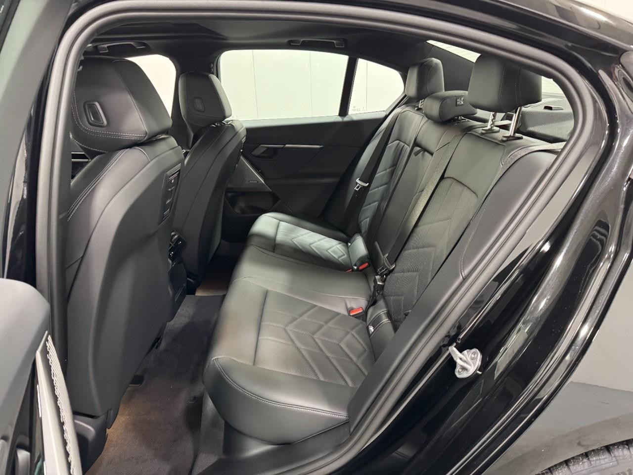 BMW 5 Series Vehicle Full-screen Gallery Image 8