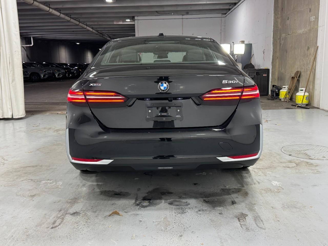 BMW 5 Series Vehicle Full-screen Gallery Image 9